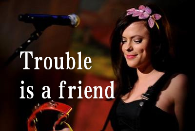 Trouble Is A Friend吉他谱,原版Lenka歌曲,简单C调指弹视频教学,附高清六线乐谱